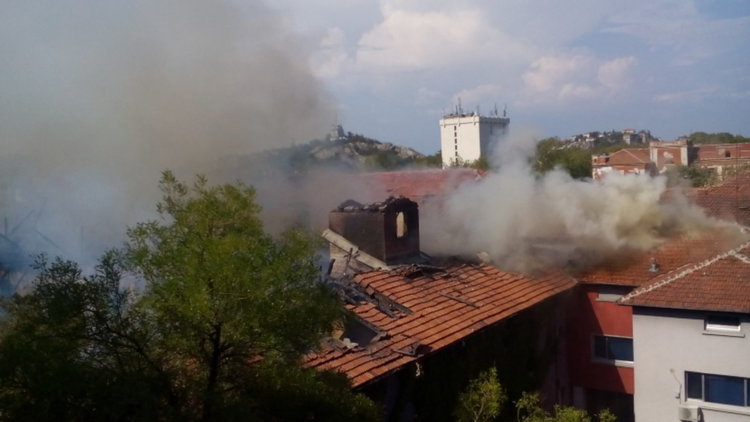 Огромен пожар в тютюневите складове в Пловдив