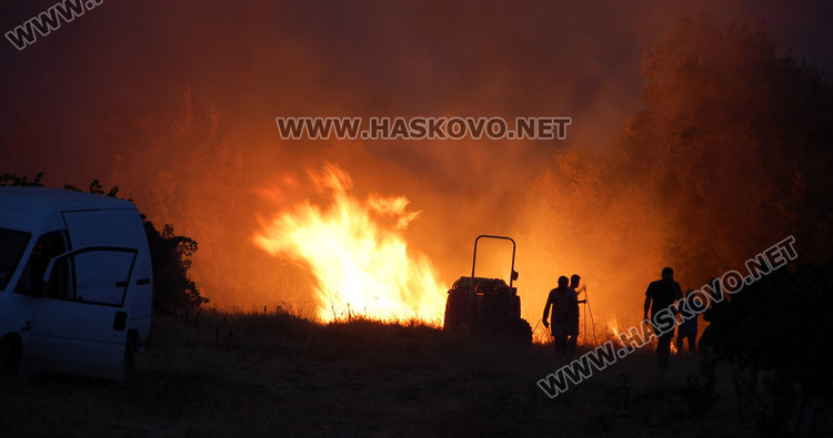 Пожарът в харманлийско погълна 45 000 дка, бедственото положение остава