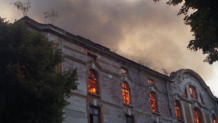 Жители на Пловдив: Новите варвари подпалиха тютюневите складове