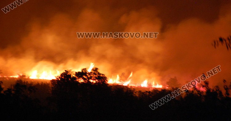 Пожарът в харманлийско погълна 45 000 дка, бедственото положение остава