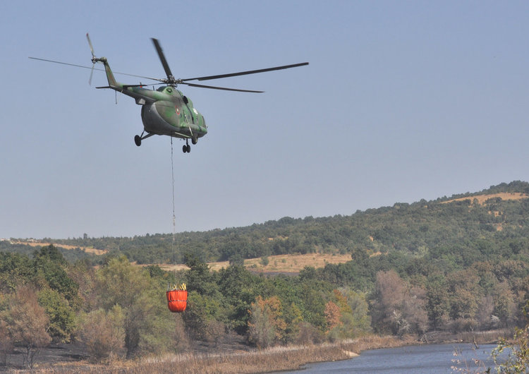 Хеликоптер гаси в Харманлийско, подозират фотоволтаици за пожара