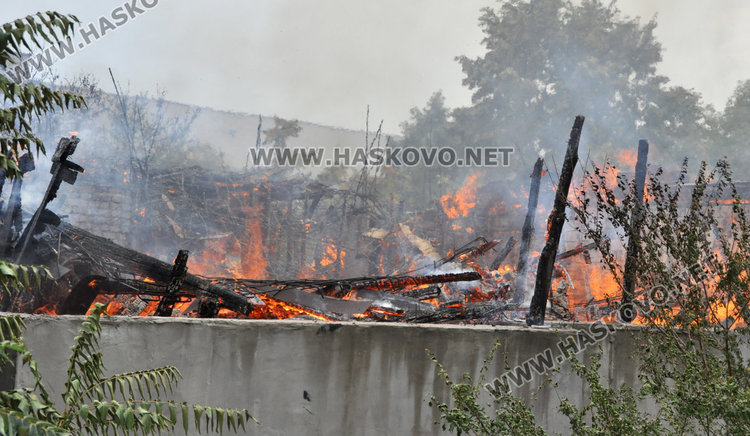 Пламна сградата на Бедния в Орфей, огънят троши прозорците отсреща