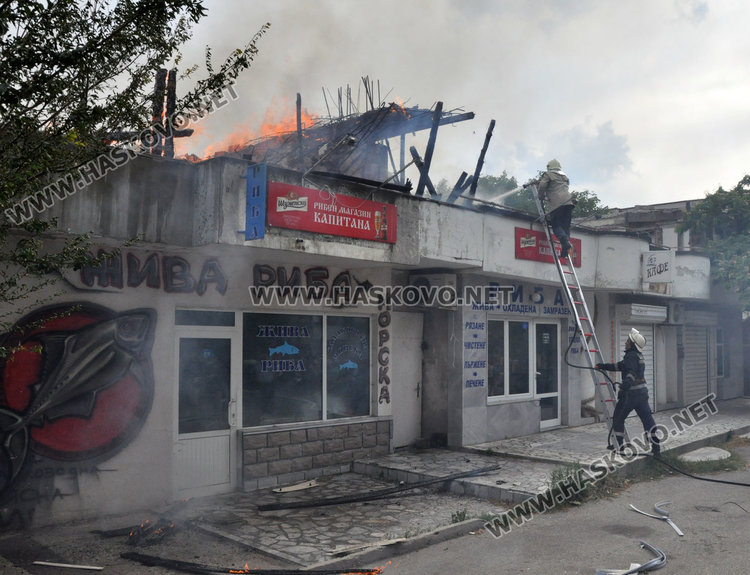 Пламна сградата на Бедния в Орфей, огънят троши прозорците отсреща