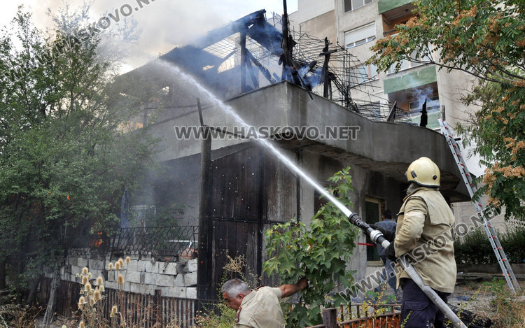 Пламна сградата на Бедния в Орфей, огънят троши прозорците отсреща