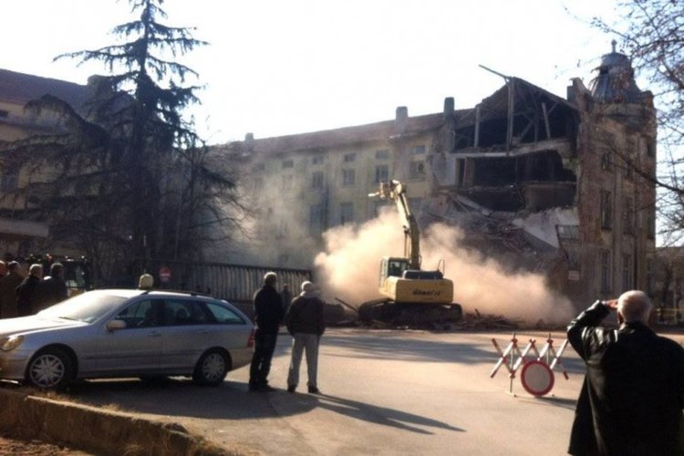 Прокуратурата разследва събарянето на тютюневия склад в Харманли