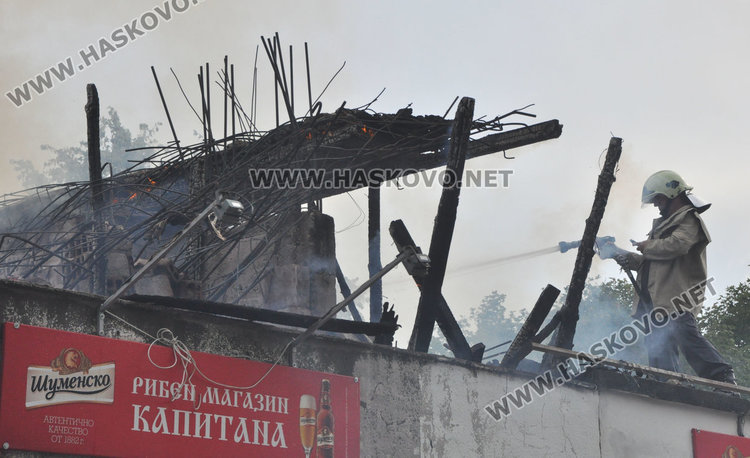 Пламна сградата на Бедния в Орфей, огънят троши прозорците отсреща