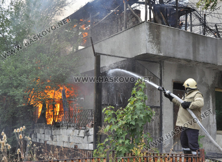Пламна сградата на Бедния в Орфей, огънят троши прозорците отсреща