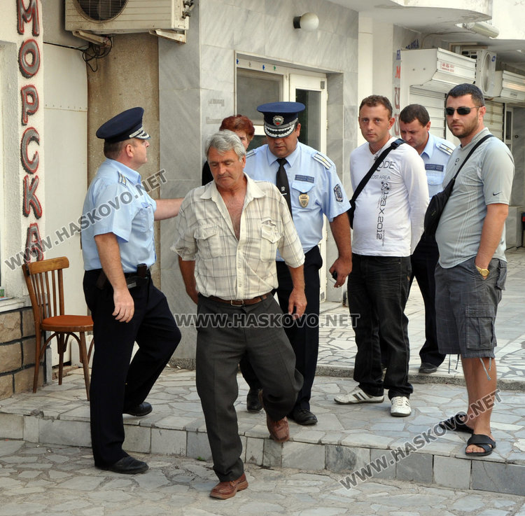 И бе изведен оттам с полиция