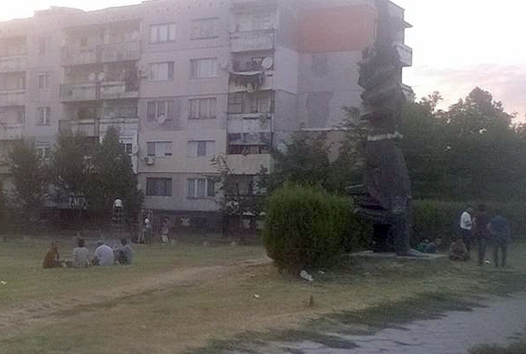 Афганистанците са плъзнали из Харманли, а местните се притесняват. Снимката е любителска и е от снощи