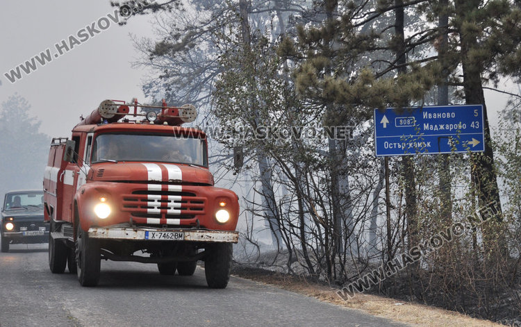 Гората край Остър камък запалена от три места, огънят продължава да бушува