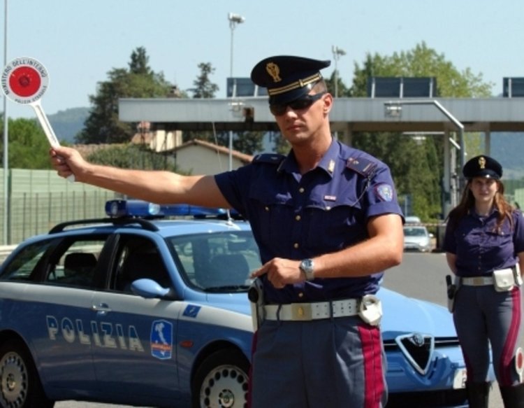 Български ТИР пътува за Германия със завързан под него афганистанец