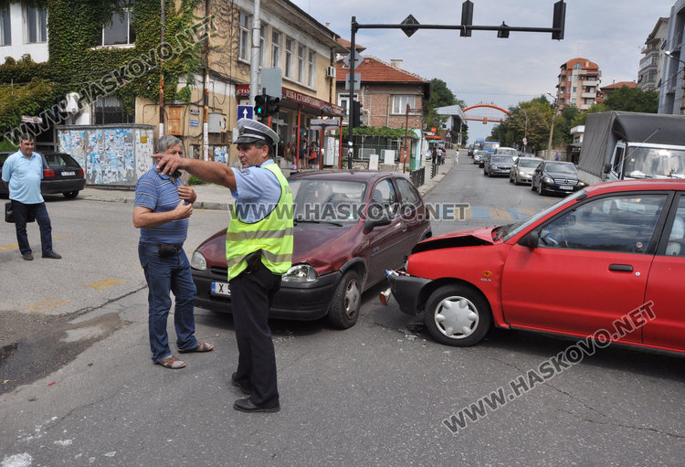 Мазда се заби в Опел на Кърджалийска и "Илинден"