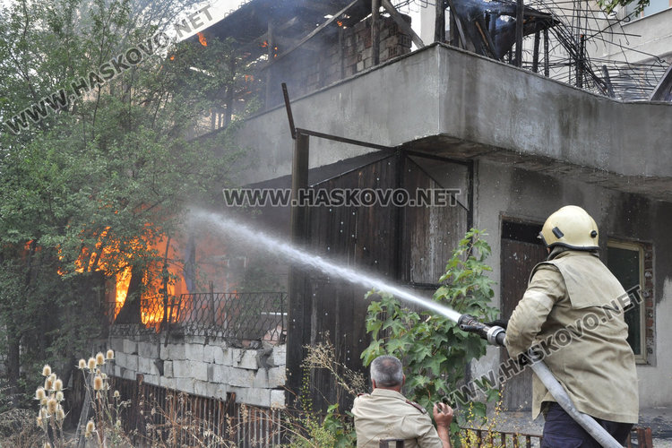 Фургон подпалил Бедния в Орфей, гасят го габровци