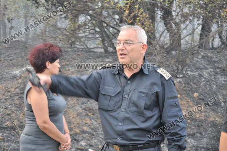 Гората край Остър камък запалена от три места, огънят продължава да бушува