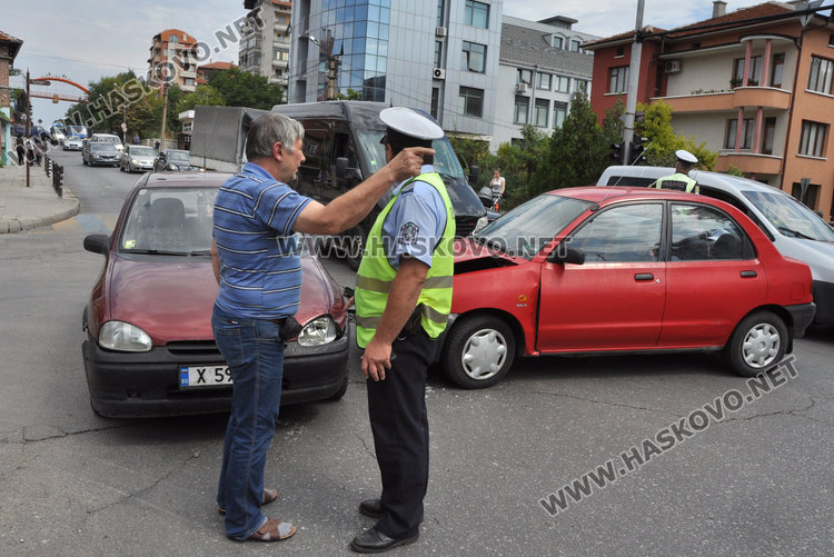 Мазда се заби в Опел на Кърджалийска и "Илинден"