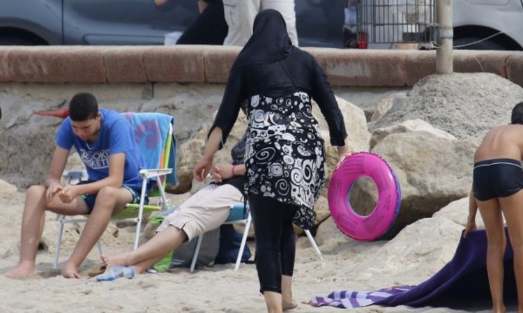 Борба за равенство! Бизнесмен плаща глобите за буркини  