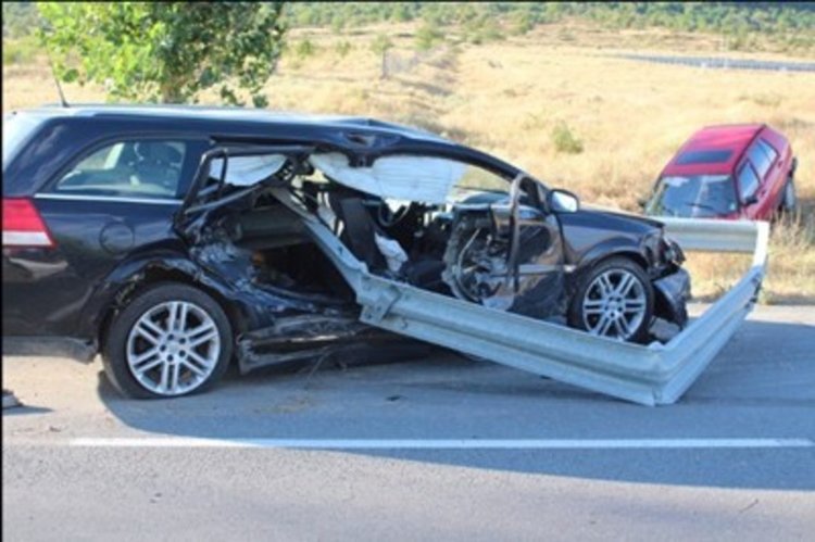 БМВ се удари челно в бус, един е загинал, още четирима са ранени