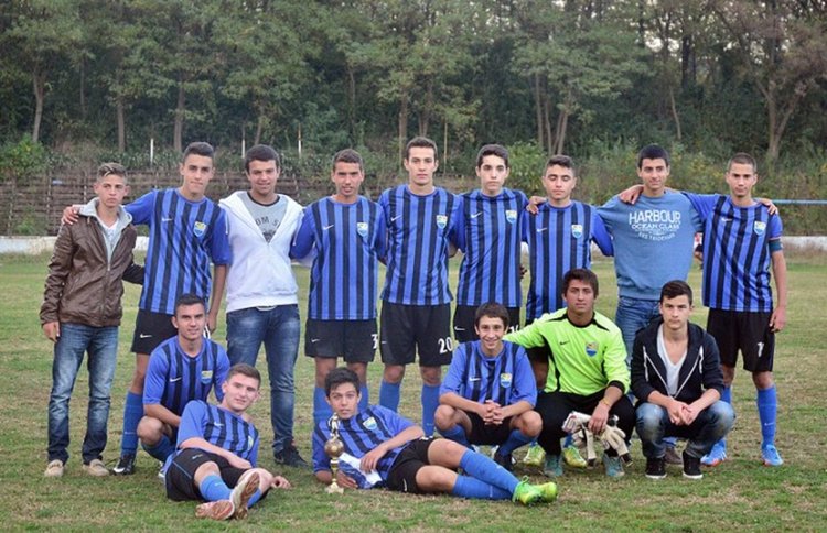 Футболният отбор на „Арда“ играе срещу Любимец на стадиона в Перперек