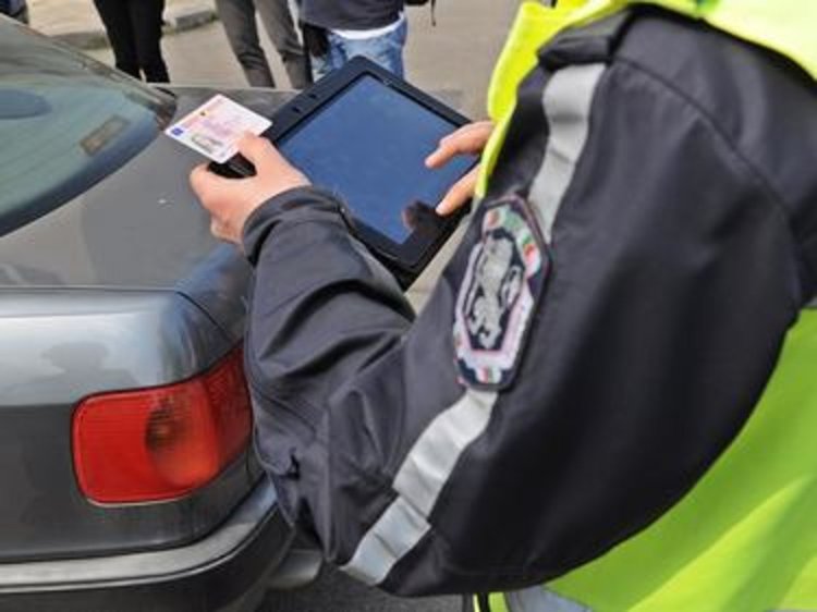 Полицаи дебнат нарушители в Момчилградско