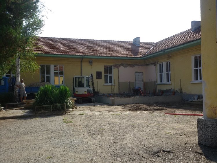 В три училища децата вече ще ходят до вътрешна тоалетна