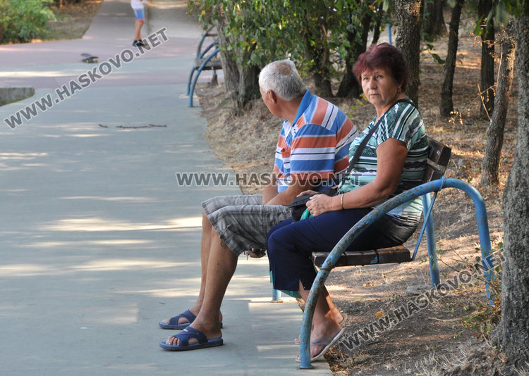 Хасковлии се омазват на прясно лакирани пейки в Кенана