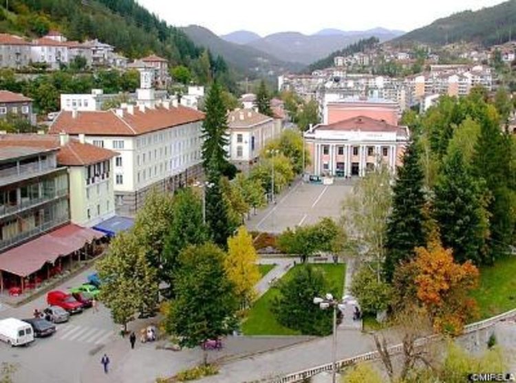 Разбиха всички врати на сградата на ОДК в Мадан