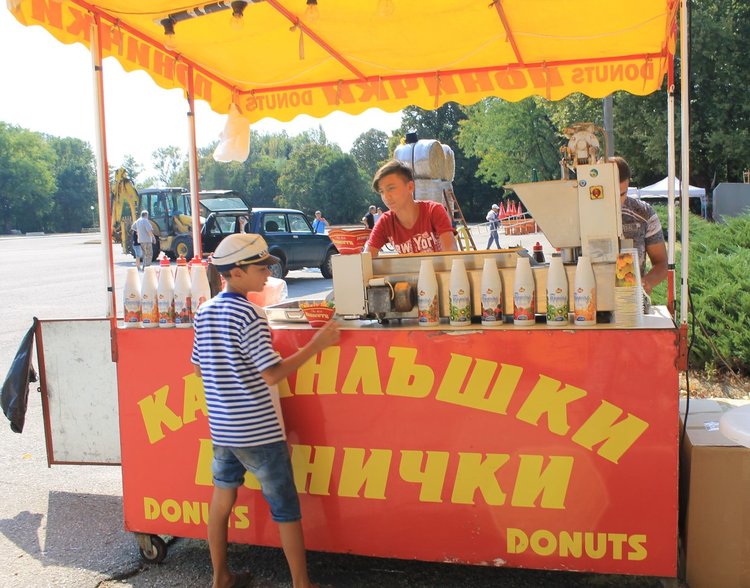 Димитровградски мекици предлага на панаира майстор от Хасково