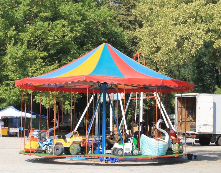 В парка вече са монтирани първите атракциони