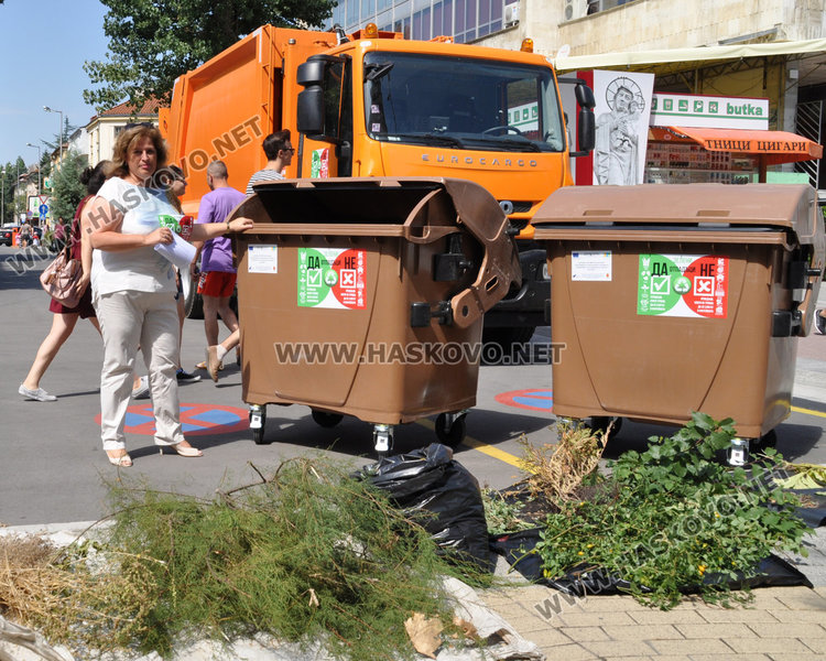 Новите контейнери бяха показани пред община Хасково миналата година