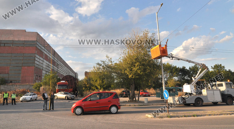 Спряха тролеите, за да изкарат огромния конвертор от Химмаш 