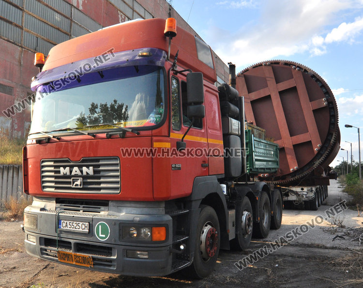 Спряха тролеите, за да изкарат огромния конвертор от Химмаш 