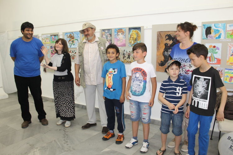 Йордан Йорданов (вляво) е ръководител и на школата по изобразително изкуство към Детски и младежки център