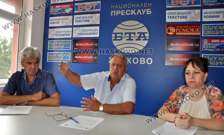 Шефът на Инспекцията по труда Петър Андреев (в средата) обяснява как бързоноги сервитьори финтират инспекторите през задния вход