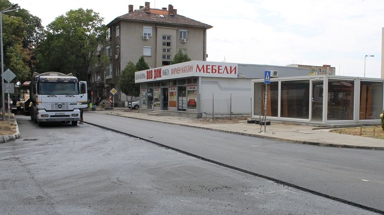 Полагане на нова асфалтова настилка по ул."Ромен Ролан" започна днес