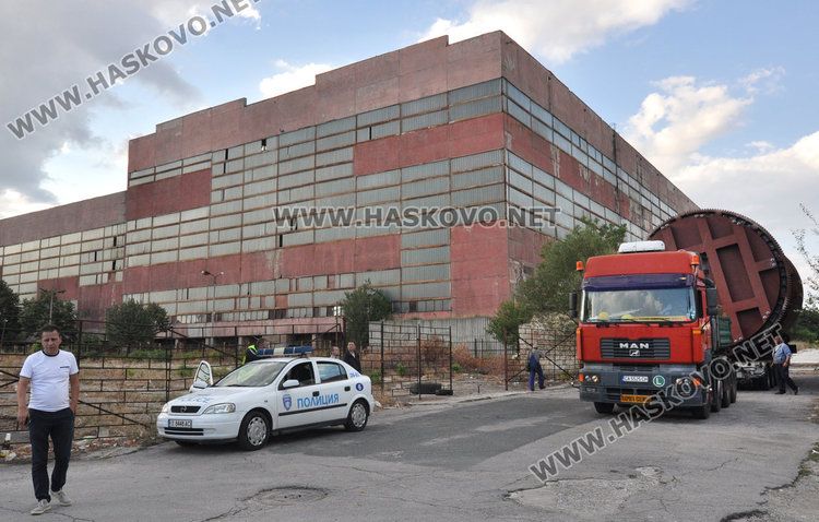 Спряха тролеите, за да изкарат огромния конвертор от Химмаш 