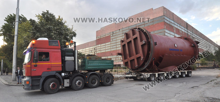 Спряха тролеите, за да изкарат огромния конвертор от Химмаш 