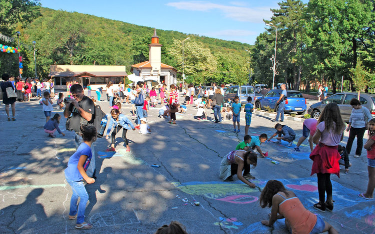 Млади художници рисуваха на асфалта за празника в Баните