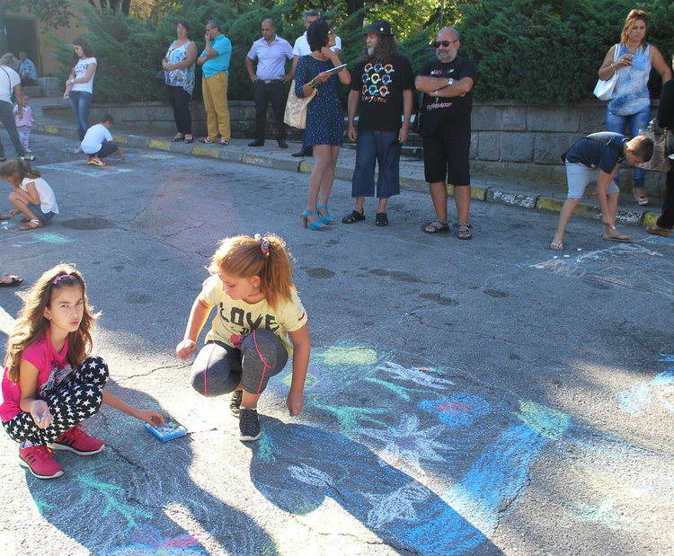 Млади художници рисуваха на асфалта за празника в Баните
