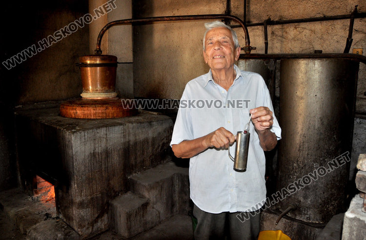 Бивш хасковски БКП-шеф мери градуса на демокрацията: Слаба ракия