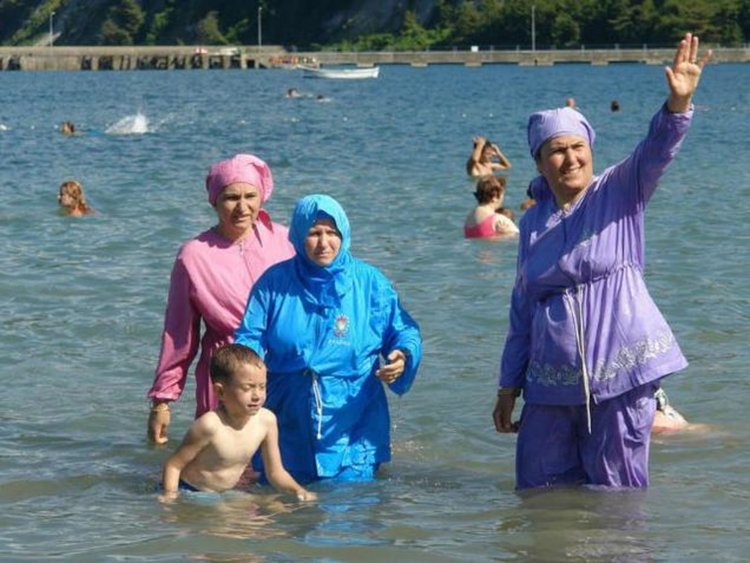 Съдът във Франция разреши буркините на плажа