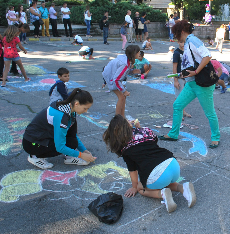 Млади художници рисуваха на асфалта за празника в Баните