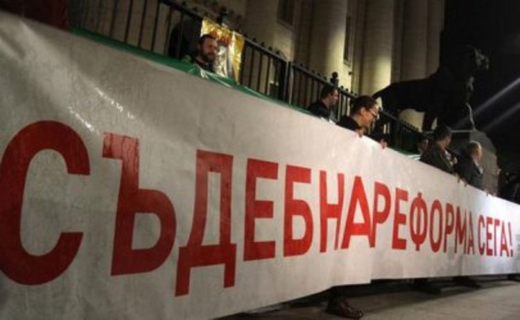 Властта пак иска специален съд за знаковите дела срещу себе си