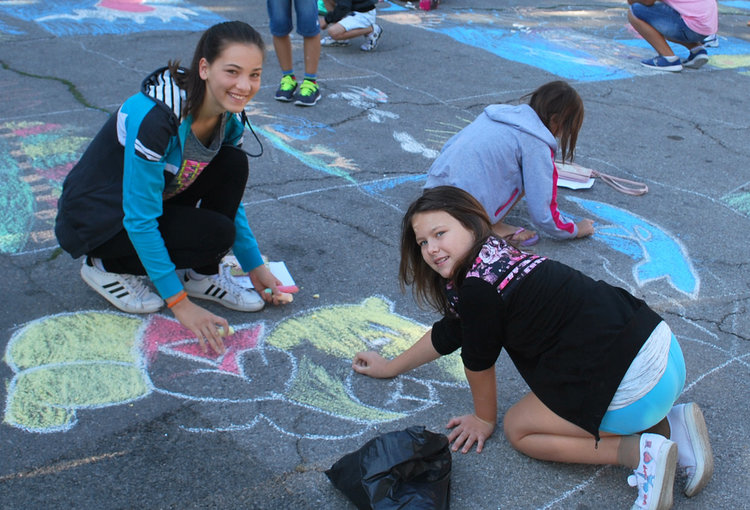 Млади художници рисуваха на асфалта за празника в Баните