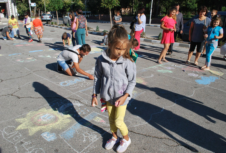 Млади художници рисуваха на асфалта за празника в Баните