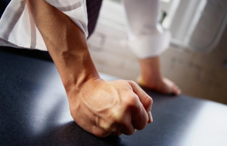 Агресия у дома: Мъж скочи на жена си, полиция го укротява