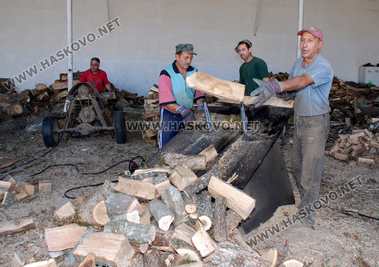 Опашки за скъпи дърва в Хасково, правят списъци с чакащи