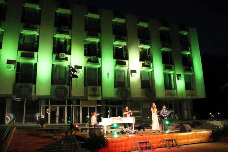 "Роял класик" свириха на открития пиано бар в Димитровград