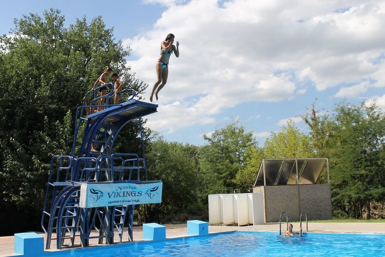Водни игри на басейна преди мото партито на "Викингите"