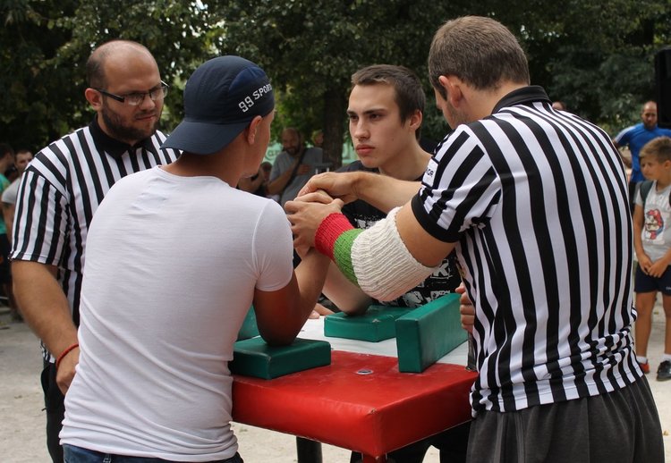 Димитровградчанка се състезава наравно с мъжете в турнир по канадска борба