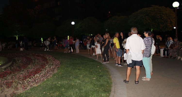 "Роял класик" свириха на открития пиано бар в Димитровград